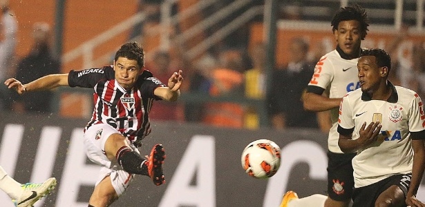 Osvaldo bate para o gol na partida entre São Paulo e Corinthians pela Recopa