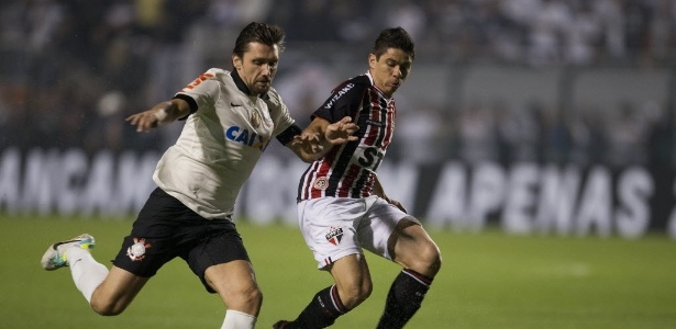 P. André em ação pelo Corinthians na final da Recopa, marcando o são-paulino Osvaldo