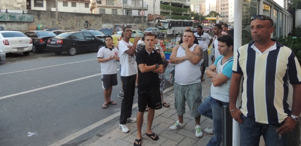 Os torcedores do Vasco protestam contra as mudaças no Maracanã na sede da federação - Renan Rodrigues/ UOL