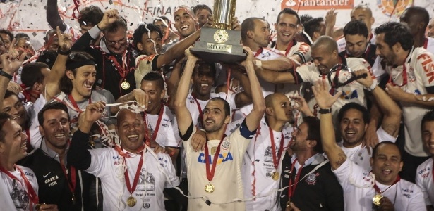 17.jul.2013 - Danilo levanta a taça de campeão da Recopa após a vitória do Corinthians sobre o São Paulo