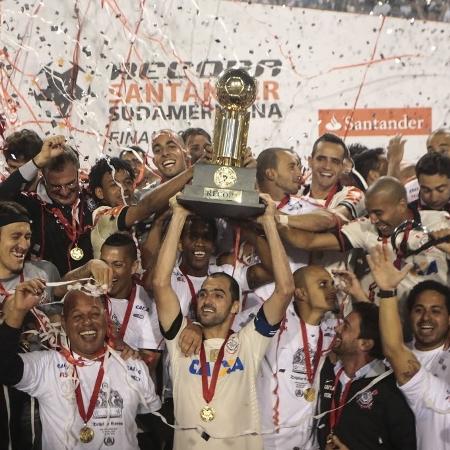 Em 2013, Danilo levantou taça de campeão da Recopa após vitórias sobre o São Paulo - AFP PHOTO / Miguel SCHINCARIOL