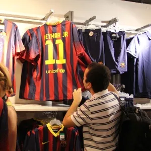 18.jun.2013 - Loja oficial do estádio Camp Nou em Barcelona na Espanha começa a vender camisetas do craque Neymar nesta quinta-feira (18/07/2013) -  Luiz Carlos Wessler/Futura Press