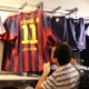 18.jun.2013 - Loja oficial do estádio Camp Nou em Barcelona na Espanha começa a vender camisetas do craque Neymar nesta quinta-feira (18/07/2013) -  Luiz Carlos Wessler/Futura Press