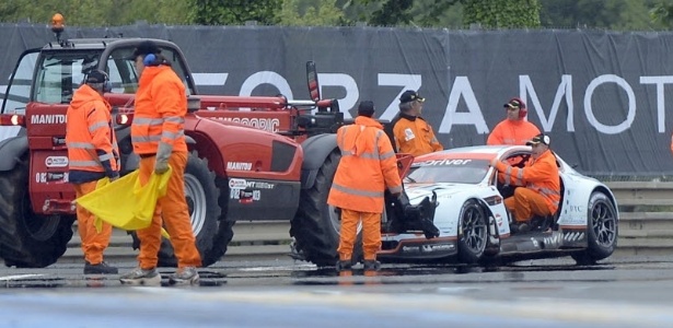 Oficiais trabalham para remover o carro do dinamarquês Simonsen após acidente fatal em Le Mans - REUTERS/Francois Navarro