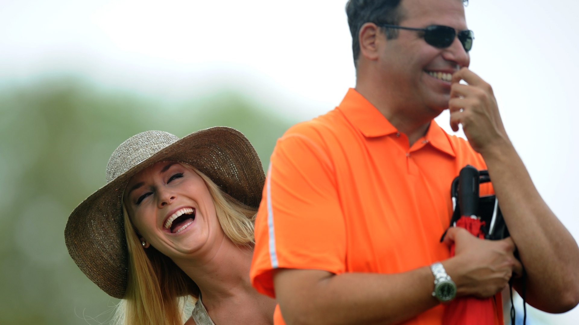 11.abr.2013 - Lindsey Vonn, esquiadora e namorada de Tiger Woods, se diverte enquanto o golfista participa de uma rodada do Masters de Augusta - AFP PHOTO /JIM WATSON