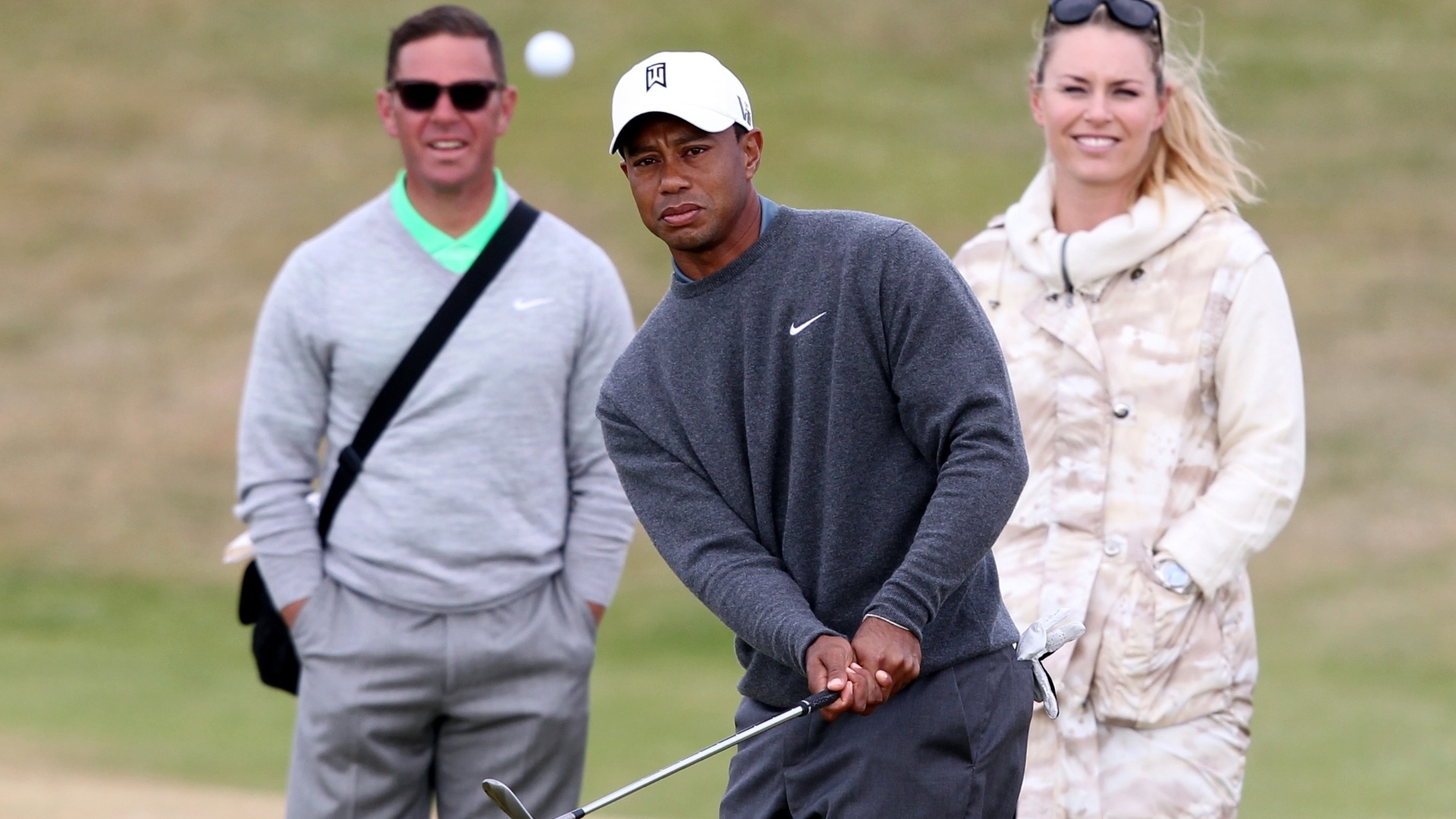 15.jul.2013 - Tiger Woods faz uma tacada durante treino preparatório para o Aberto do Reino Unido de golfe enquanto é observado por sua namorada, a esquiadora Lindsey Vonn - REUTERS/Russell Cheyne