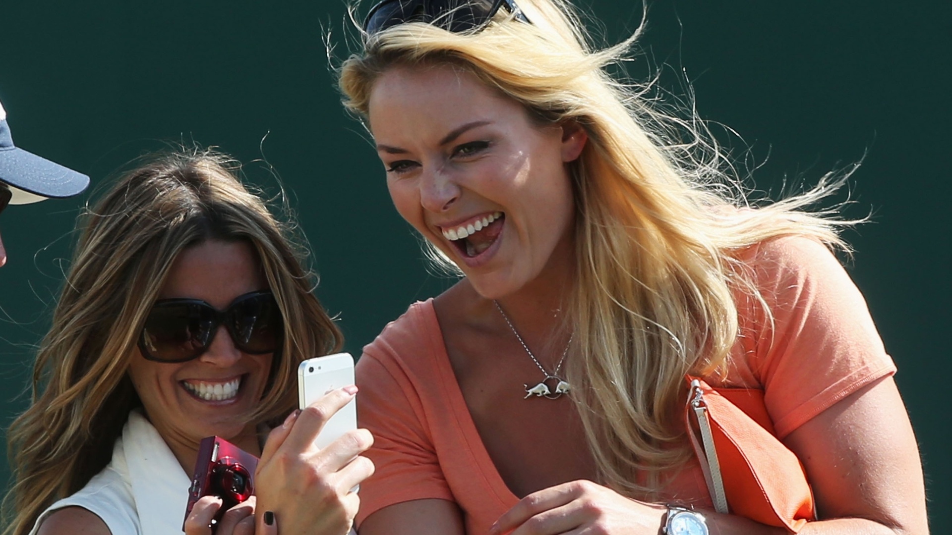 17.jul.2013 - Lindsey Vonn (d), esquiadora e namorada do golfista Tiger Woods, se diverte com Nadine Moze, companheira de Fred Couples, enquanto eles treinam em Gullane, Escócia - Andrew Redington/Getty Images