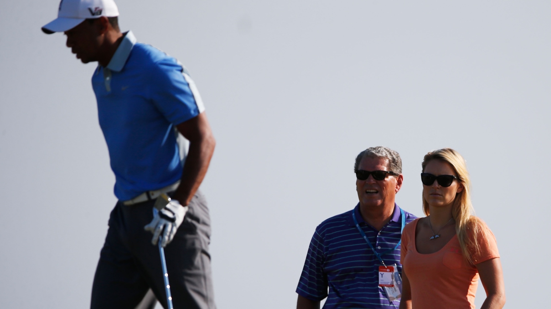 17.jul.2013 - Tiger Woods é observado por sua namorada, a esquiadora Lindsey Vonn, durante um treino preparatório para o Aberto do Reino Unido - Rob Carr/Getty Images