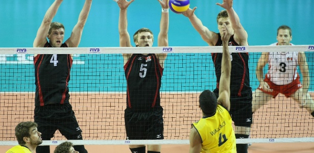 Oposto Wallace, titular no lugar do lesionado Vissotto, foi o destaque do Brasil na vitória desta sexta - FIVB/Divulgação