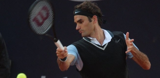 Federer usa colete durante a partida contra o alemão Florian Mayer em Hamburgo - Markus Scholz/EFE