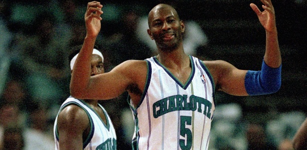 Elden Campbell disputa partida da NBA pelo antigo Charlotte Hornets em 2000 - Craig Jones/Allsport/Getty Images