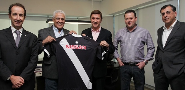 O presidente Roberto Dinamite posa com a camisa e o novo patrocínio do Vasco - Site oficial do Vasco