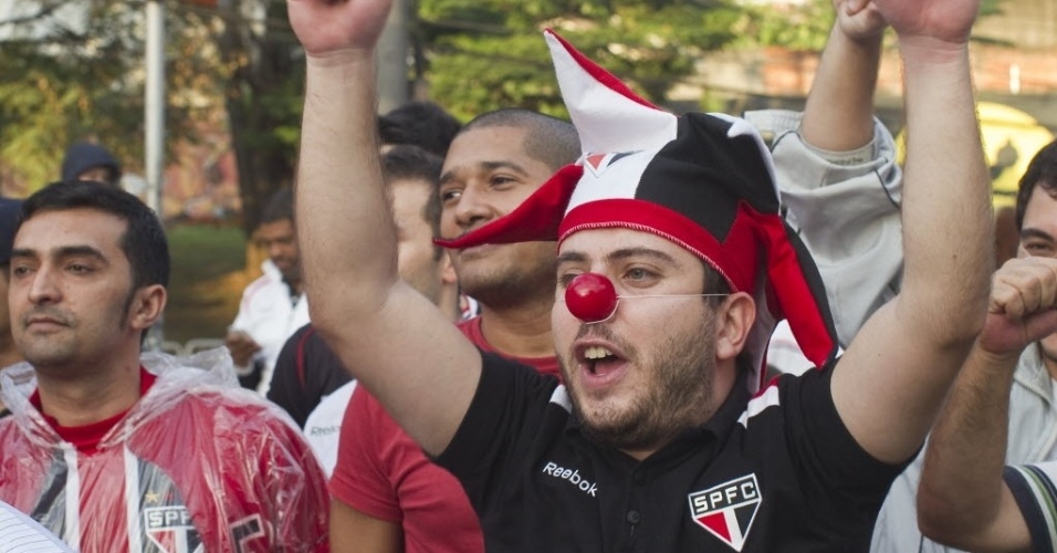 20.07.2013 - Com nariz de palhaço, torcedor do São Paulo protesta contra a diretoria e os maus resultados na frente do Morumbi, antes da partida contra o Cruzeiro, pelo Brasileirão - Julia Chequer/Folhapress