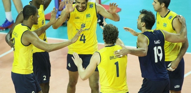 Jogadores da seleção brasileira comemoram ponto durante a vitória sobre a Bulgária - Divulgação/FIVB
