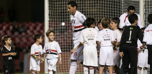 Paulo Henrique Ganso é cercado por crianças ao entrar no gramado antes do jogo - Rodrigo Capote/UOL