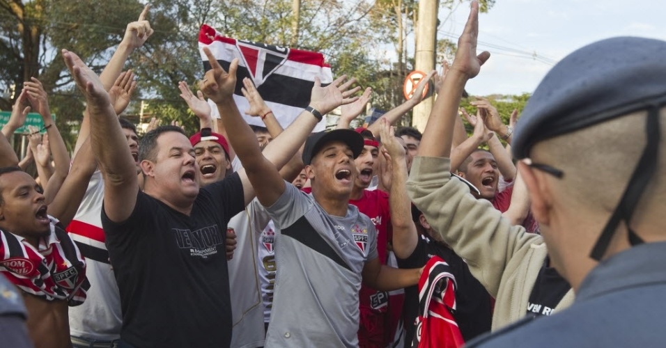20.07.2013 - Policial observa protesto da torcida do São Paulo antes do jogo contra o Cruzeiro, no Morumbi - Julia Chequer/Folhapress