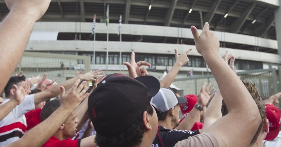 20.07.2013 - Torcedores do São Paulo protestam na frente do Morumbi - Julia Chequer/Folhapress