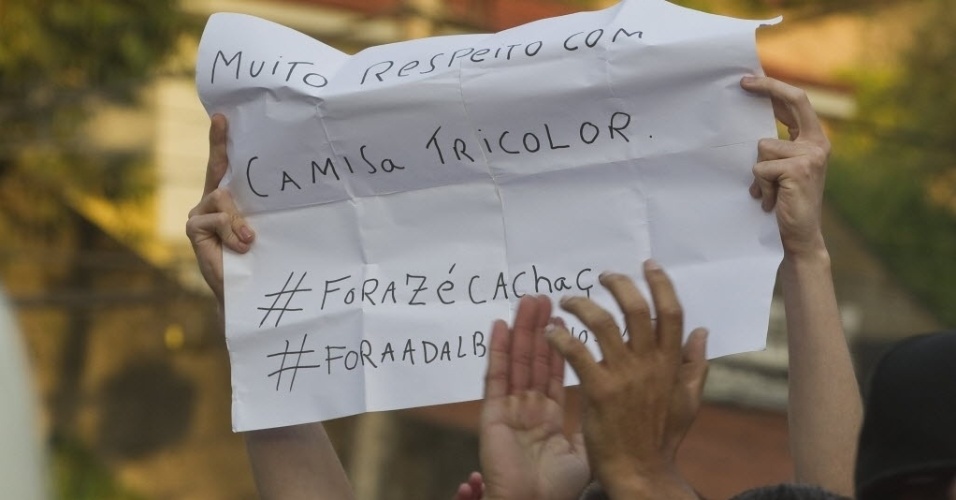 20.07.2013 - Torcedores do São Paulo protestam na frente do Morumbi contra a diretoria antes de jogo contra o Cruzeir - Julia Chequer/Folhapress