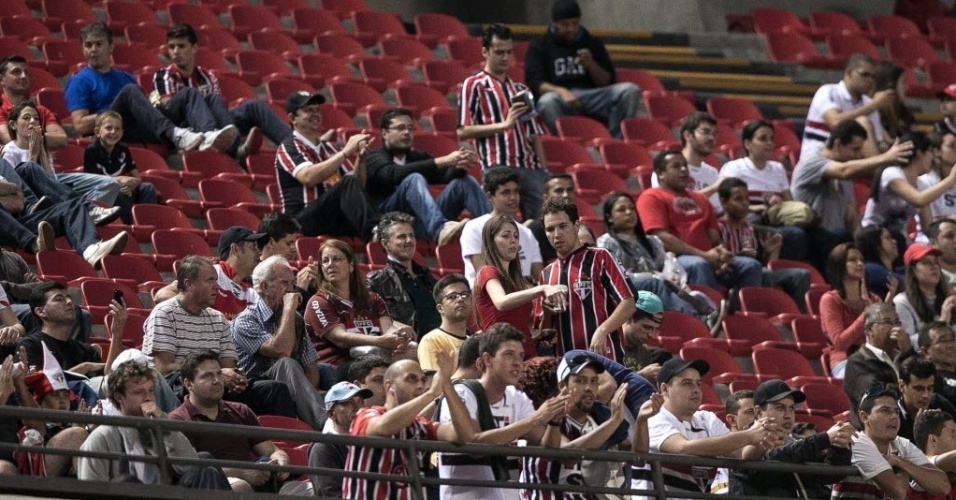 20.07.2013 - Torcida do São Paulo comparece em pequeno número ao Morumbi para o duelo contra o Cruzeiro, pelo Brasileirão - Rodrigo Capote/UOL