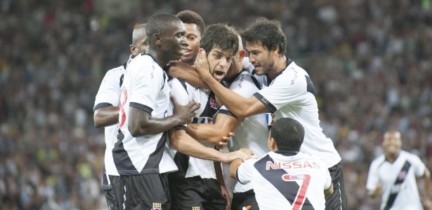 Juninho é abraçado pelos companheiros após marcar seu gol contra o Fluminense - Antônio Scorza/ UOL
