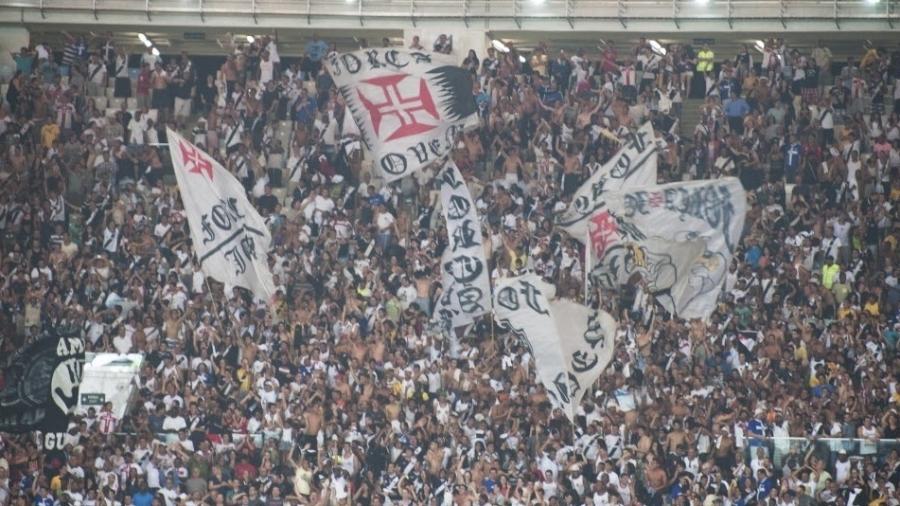 Torcida do Vasco faz festa no Maracanã durante vitória sobre o Fluminense em 2013; clube volta ao estádio neste domingo - UOL Antonio Scorza/UOL