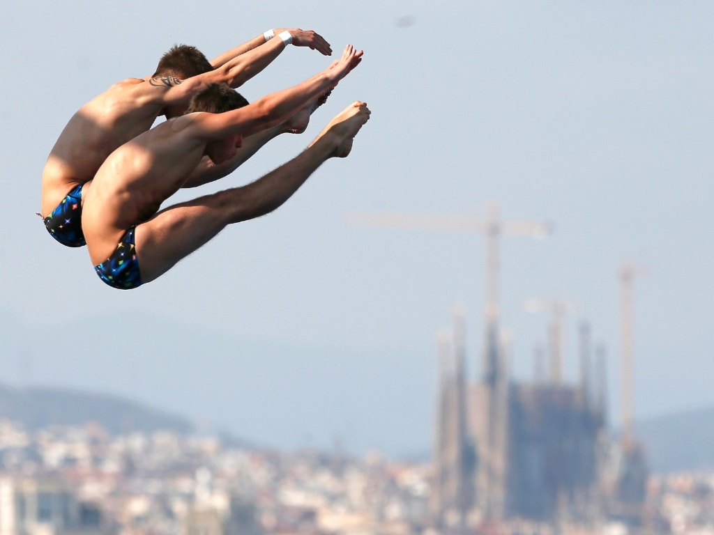 Пловец прыгает с вышки. Вышка для прыжков в воду. Плавание прыжок. Вышка для прыжков в воду. Пловец прыгает с вышки.