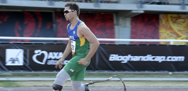 Alan Fonteles corre para conseguir o recorde nos 200 m - PHILIPPE DESMAZES/AFP