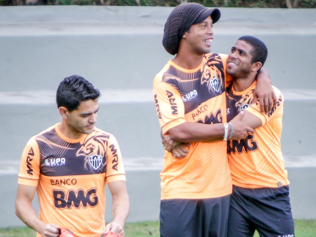 Ronaldinho Gaúcho e Junior César durante treino do Atlético-MG na Cidade do Galo (19/7/2013)