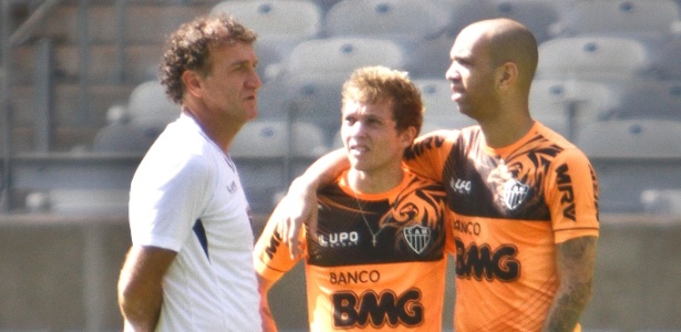 Cuca conversa com Bernard e Tardelli durante treino do Atlético-MG no Mineirão - Bruno Cantini/site oficial do Atlético-MG