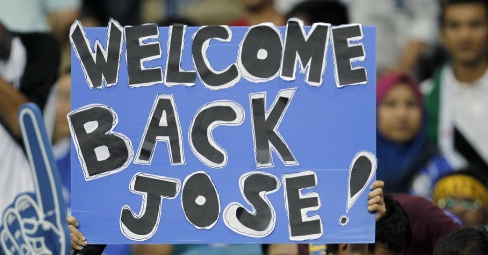 Torcedora na Malásia deseja bom retorno ao técnico do Chelsea, José Mourinho