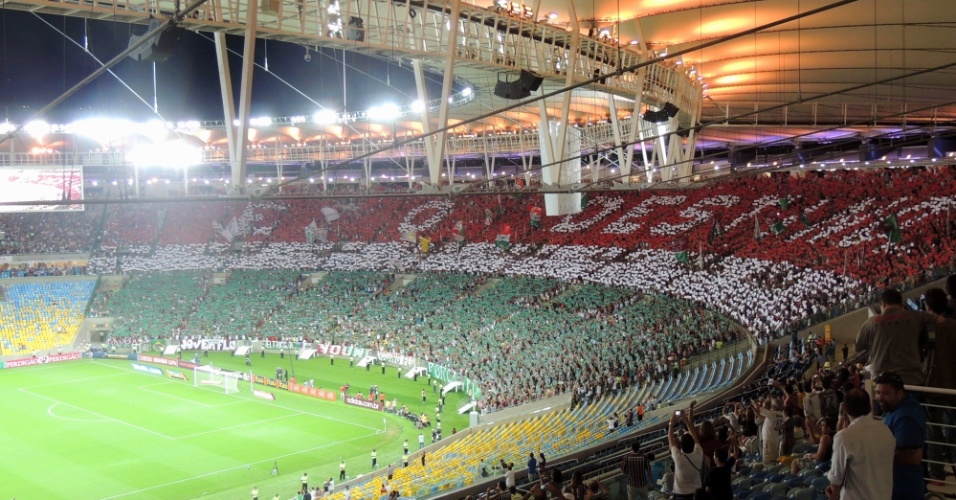22.jul.2013 - Mosaico da torcida do Fluminense provocava vascaínos com parte de música