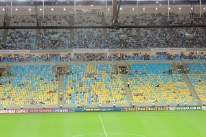Setores Leste e Oeste, os mais caros, ficaram quase vazios no novo Maracanã - Renan Rodrigues/UOL