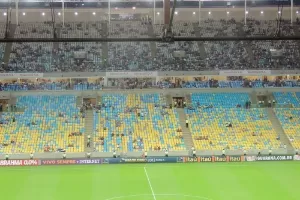 Setores Leste e Oeste, os mais caros, ficaram quase vazios no novo Maracanã - Renan Rodrigues/UOL