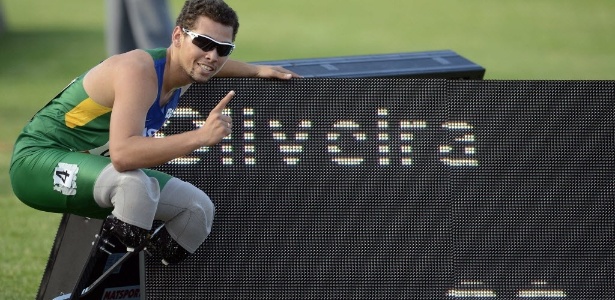 Na França, Fonteles celebra o novo recorde mundial dos 200 m para atletas da categoria T43 - AFP PHOTO / PHILIPPE MERLE