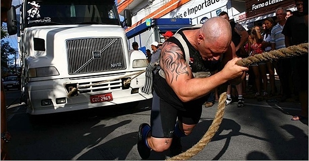 Atleta conhecido como "Marrento" puxa uma carreta durante o Brasileiro de strongman em Peruíbe, em 2012