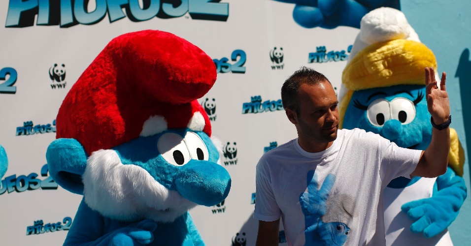 23.jul.2013 - O meia do Barcelona e da seleção espanhola Andres Iniesta foi uma das estrelas de um evento promocional do filme Os Smurfs 2 nesta terça-feira no vilarejo de Juzcar, próximo a Málaga. Em 2011, a pequena cidade foi toda pintada de azul em uma ação de marketing para se tornar a 