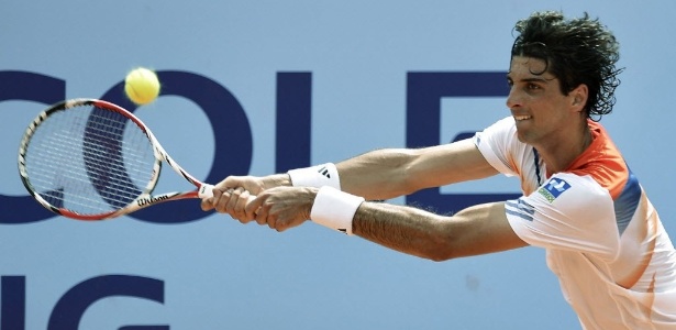 O tenista brasileiro Thomaz Bellucci foi eliminado pelo espanhol Tommy Robredo - EFE/PETER SCHNEIDER
