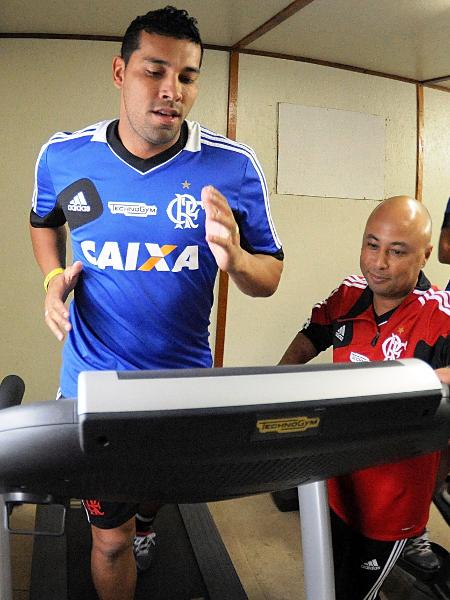 23.jul.2013 Lateral esquerdo André Santos faz trabalho na academia em seu primeiro dia de treinos no Flamengo - Alexandre Vidal/Fla Imagem