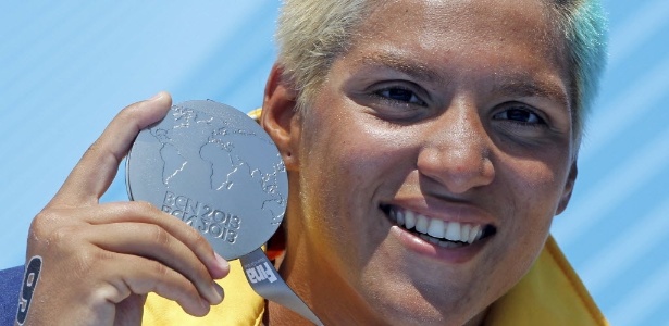 Ana Marcela mostra sua prata na maratona aquática de 10 km no Mundial de Barcelona - REUTERS/Albert Gea