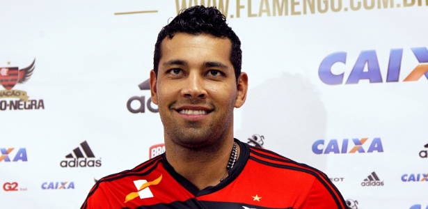 O lateral André Santos ainda não tem data para estrear com a camisa do Flamengo - Pedro Ivo Almeida/ UOL