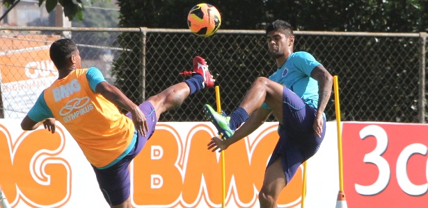 Luan (d) não para de pensar nos três gols marcados na vitória sobre o São Paulo - Denilton Dias/Vipcomm