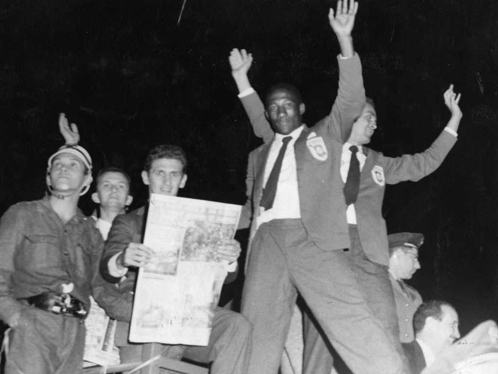 Djalma Santos acena ao desfilar em carro com a equipe da seleção brasileira após título da Copa de 1958 - Folhapress