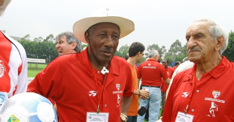 Djalma Santos ao lado de Alfredo no encontro entre ex-jogadores no São Paulo - Fernando/TBA Santos/Folha de S.Paulo