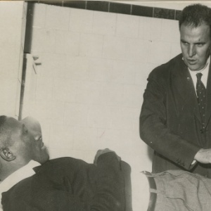 Djalma Santos, médico da seleção brasileira, é examinado por Hilton Lopes Gosling - Acervo UH/Folhapress