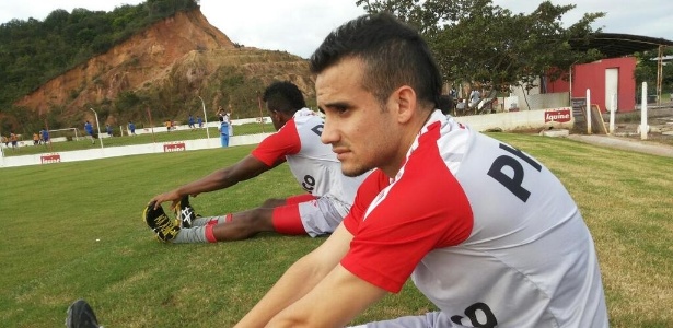 O atacante Maikon Leite marcou dois gols na vitória do Náutico sobre o Coritiba na noite deste sábado - Reprodução/Twitter oficial do Náutico