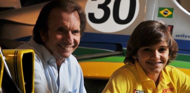 Pietro Fittipaldi (direita) posa ao lado do avô, o bicampeão mundial de F-1 Emerson Fittipaldi