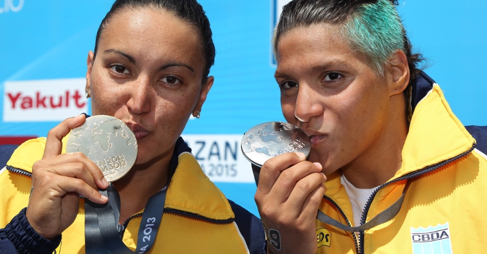 Poliana Okimoto e Ana Marcela Cunha comemoram ouro e prata na maratona aquática no Mundial de Barcelona