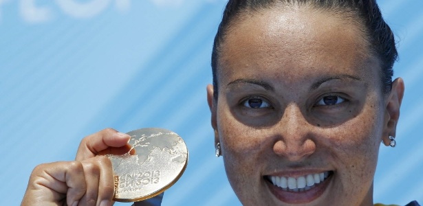 Poliana Okimoto mostra seu ouro na maratona aquática no Mundial de Barcelona - REUTERS/Albert Gea