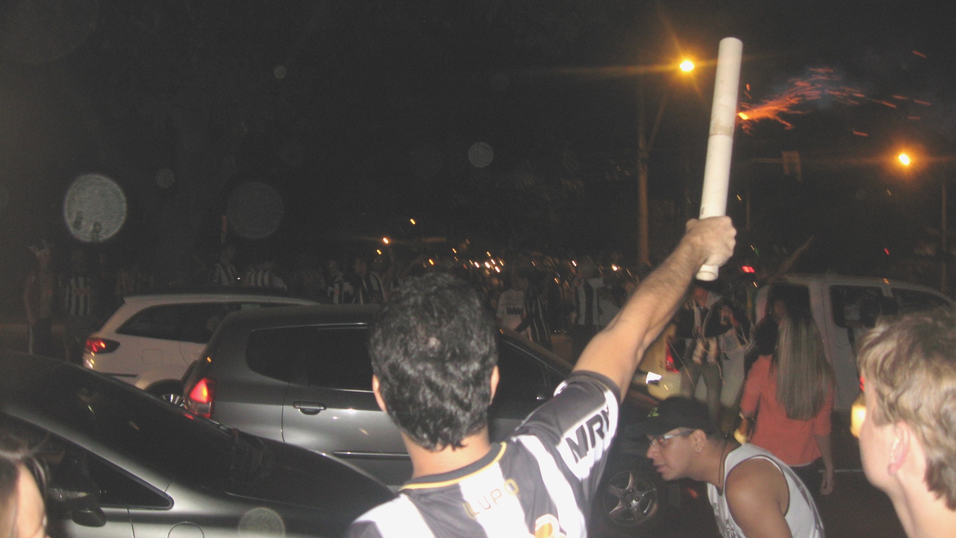 24 jul 2013 - Torcedores do Atlético-MG soltam foguetes antes de terem acesso ao Mineirão para a final da Libertadores - Bernardo Lacerda/UOL