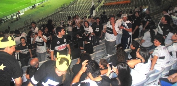 O Canto das Torcidas on X: Mosaico da torcida do Olimpia ontem, vs  Guaraní. no jogo em que o clube alvinegro conquistou o título nacional de  número 42.  / X